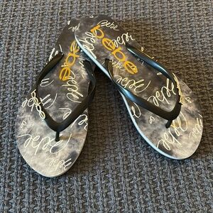 Bebe women’s flip flops size 7/8